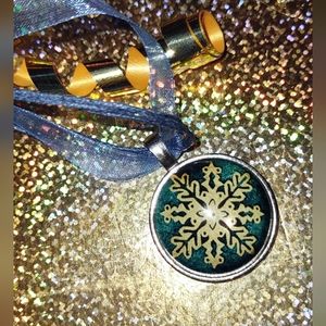 Snowflake Cabochon Pendant